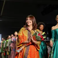Coreta Louise Kapoyos pamer rancangan di New York Fashion Week 2018. (Istimewa)