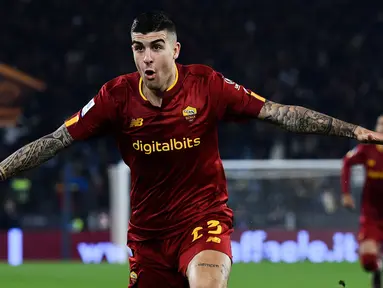 Pemain AS Roma, Gianluca Mancini melakukan selebrasi setelah mencetak gol kemenangan timnya ke gawang Juventus pada laga pekan ke-25 Liga Italia 2022/2023 yang berlangsung di Stadio Olimpico, Senin (06/03/2023) dini hari WIB. (AFP/Filippo Monteforte)