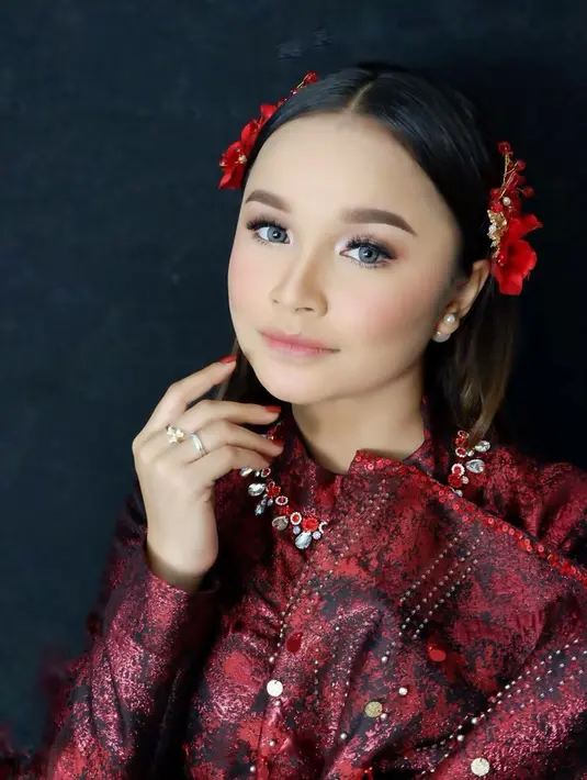 Sering tampil dalam acara televisi, Tasya pun kerap tampil dalam balutan busana yang glamor. Salah satunya ialah dengan mengenakan gaun. Meski masih muda, ia pun tampil luwes dan memesona. (Liputan6.com/IG/@tasya_ratu_gopo)