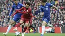 Penyerang Liverpool, Mohamed Salah, berusaha melewati pemain Chelsea pada laga Premier League di Stadion Anfield, Minggu (14/4). Liverpool menang 2-0 atas Chelsea. (AP/Rui Vieira)