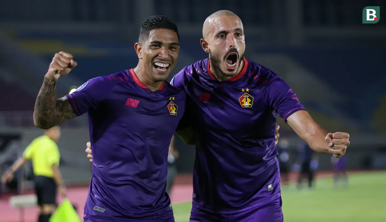 Pemain Persik Kediri, Youssef Ezzejjari (kanan) melakukan selebrasi bersama Doinatan Machado usai mencetak gol kedua ke gawang Persija Jakarta dalam laga pekan ke-10 BRI Liga 1 2021/2022 di Stadion Manahan, Solo, Sabtu (30/10/2021). (Bola.com/Bagaskara Lazuardi)