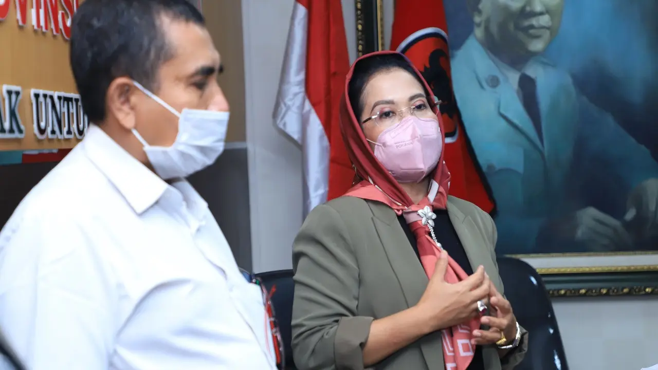Ketua Fraksi PDI Perjuangan DPRD Jatim Sri Untari Bisowarno saat mendatangi Untag. (Dian Kurniawan/Liputan6.com)