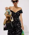 Koleksi Kate Spade kali ini mengedepankan gaya neo-klasik dengan sentuhan subversif diinterpretasikan dalam proporsi yang playful, menciptakan perpaduan feminitas yang effortless dengan subtle edge. Siluet yang relaxed (seperti loose-fitting jeans, shift dress, dan celana kargo) yang dipadukan item yang timeless (renda, eyelet, denim, dan tweed) menghasilkan persepsi baru terhadap everyday wear yang terasa &lsquo;mudah&rsquo; dan nyaman. [Kate Spade New York]