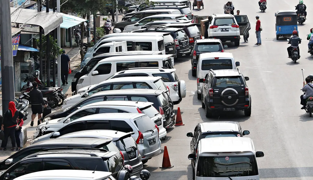 Kendaraan roda empat parkir di bahu Jalan Pramuka, Jakarta, Jumat (20/11). Banyaknya kendaraan pribadi yang parkir di kawasan tersebut menjadi salah satu penyebab kemacetan. terutama saat pagi hingga siang hari. (Liputan6.com/Immanuel Antonius)