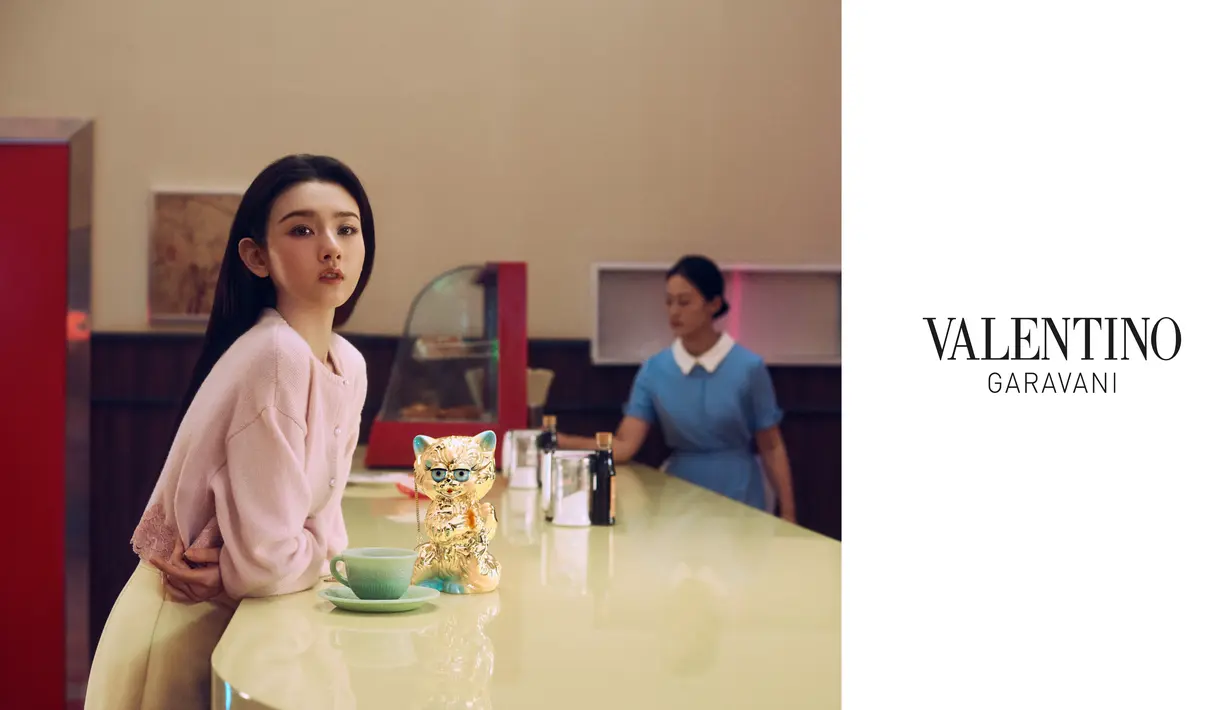 Kisah dalam kampanye ini berpusat pada sebuah objek simbolis: zoetrope yang dibawa oleh sang protagonis. Objek ini menjadi metafora pergerakan, transformasi, dan hasrat. [Valentino]