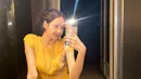 Potret mirror selfie cantik ala Lisa BLACKPINK yang memamerkan kecantikan naturalnya lewat wajah tanpa riasan. Mengenakan dress berwarna mustard, kulit putih nan sehat miliknya terlihat sehat di sini, bukan? Foto: Instagram.