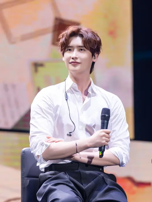 <p>Di tengah sesi bincang-bincang, Lee Jong Suk sempat merasa gerah karena digoda oleh para fans. Dia akhirnya melepas jasnya agar lebih nyaman dan santai. (Foto: Applewood)</p>