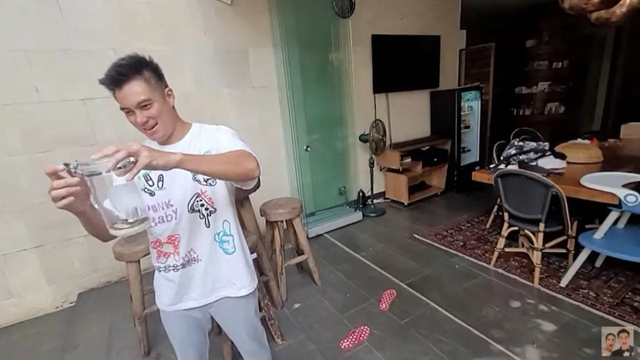 Baim Wong menemukan ular di kediamannya