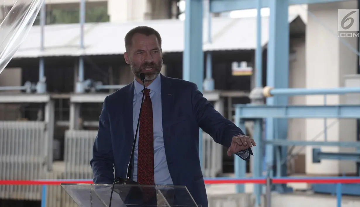 Dubes Norwegia Vegard Kaale memberi sambutan kerja sama penanganan sampah terintegrasi melalui Program Pengelolaan Limbah Padat Nasional (NSWM) di  Pintu Air Manggarai, Jakarta, Selasa (30/1). (Liputan6.com/Arya Manggala)