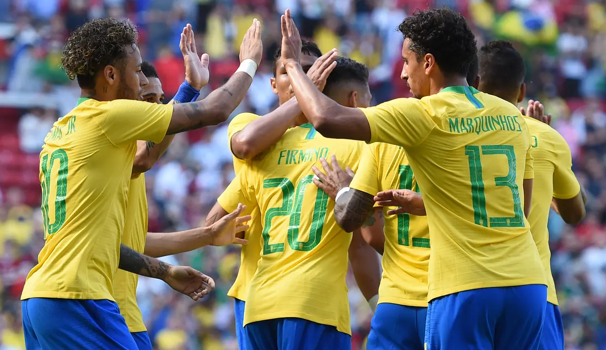 Para pemain Brasil merayakan gol yang dicetak Roberto Firmino ke gawang Kroasia pada laga persahabatan di Stadion Anfield, Liverpool, Minggu (3/6/2018). Brasil menang 2-0 atas Kroasia. (AFP/Oli Scarff)