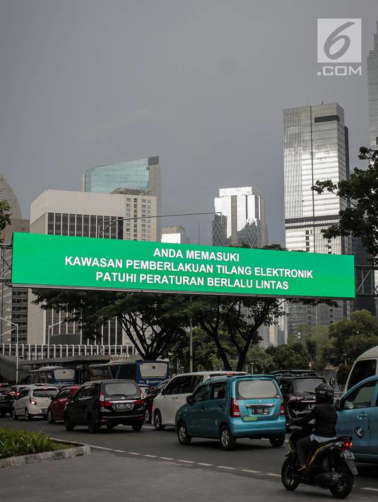 Sejumlah kendaraan melintasi rambu elektronik yang berada di Jalan Sudirman, Jakarta, Kamis (28/3). Dinas Perhubungan DKI Jakarta menganggarkan dana sebesar Rp 11 miliar untuk menambah rambu elektronik di sejumlah ruas jalan Ibu Kota. (Liputan6.com/Faizal Fanani)