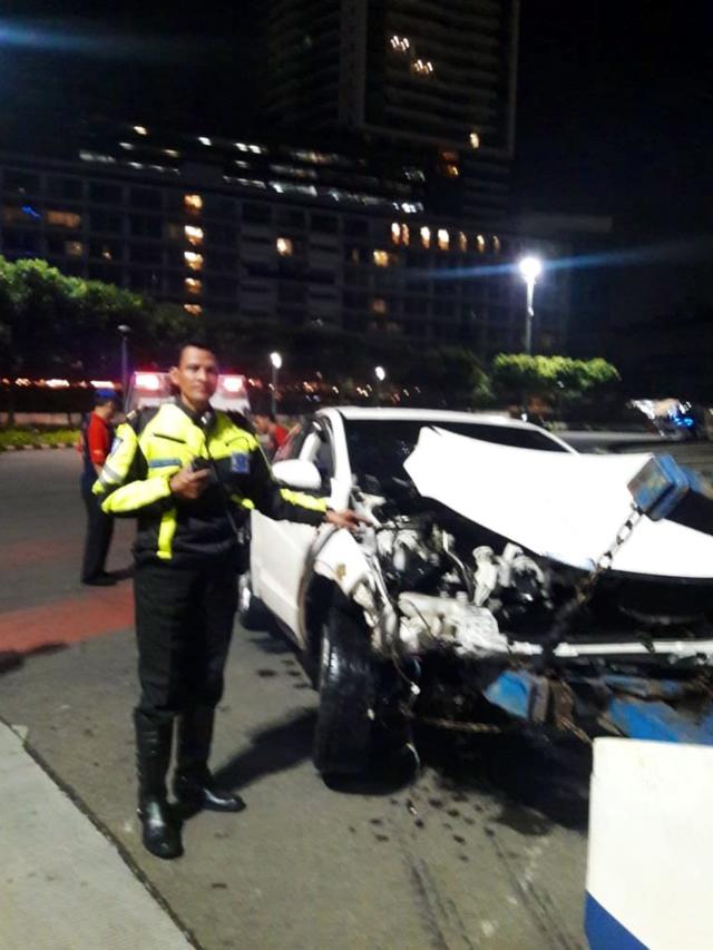 Sebuah mobil merk Honda HRV dengan nomor polisi PB 1909 MP tercebur di kolam Bundaran Hotel Indonesia.