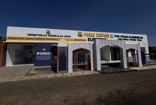 Bangunan bercat putih itu berdiri mencolok di pinggir jalan nasional Prupuk-Simpang Tiga Utara Jalan Lingkar Bumiayu, Kabupaten Tegal. (Liputan6.com/Ady Anugrahadi)