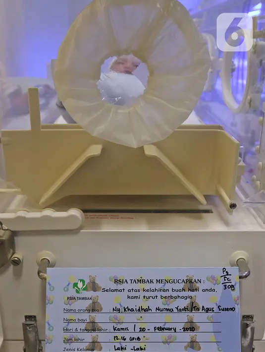 Tanda pengenal terpasang pada inkubator bayi yang baru lahir di RS Ibu dan Anak Tambak, Jakarta, Kamis (20/2/2020). Bayi laki-laki yang belum diberi nama dari pasangan Khaidah Nurmayanti dan Agus Suseno itu lahir pada tanggal 20 bulan 02 tahun 2020 atau 20-02-2020. (Liputan6.com/Herman Zakharia)