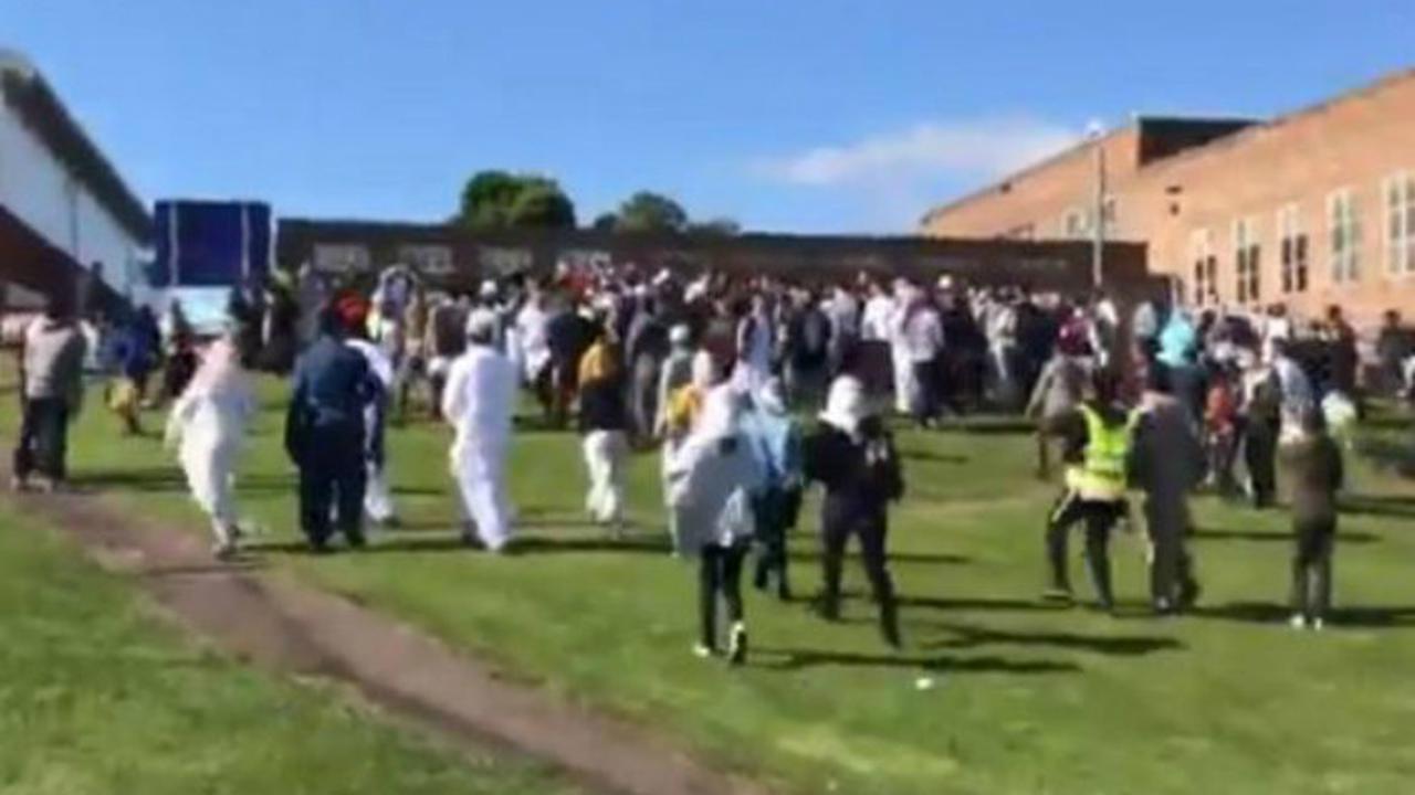 Mobil menabrak kerumunan jamaah Salat Id di Inggris