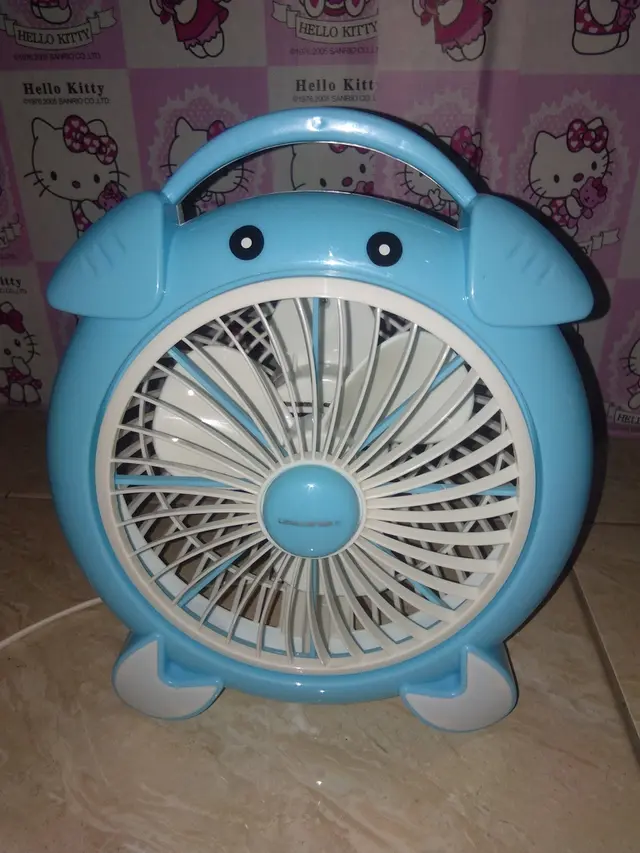 Seorang ayah hadiahkan anak kipas angin lucu kepada anaknya.