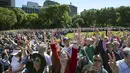 Ribuan orang mencoba memecahkan rekor dunia dengan membentuk simbol perdamaian raksasa di New York Central Park , Selasa (6/10). Kegiatan yang diprakarsai janda Lennon, Yoko Ono itu menandai ulang tahun John Lennon ke-75. (REUTERS/Mike Segar)