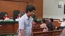 Salah satu saksi Agus Junaedi meninggalkan ruang sidang lanjutan kasus First Travel di Pengadilan Negeri Depok, Senin (26/3). Agus menolak bersaksi karena merupakan adik kandung dari bos  First Travel, Andika Surachman. (Liputan6.com/Herman Zakharia)