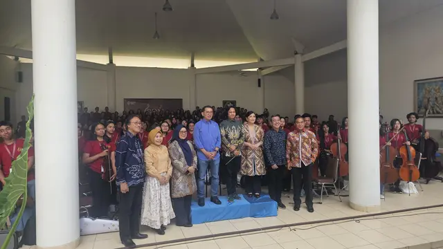 Menteri Kebudayaan Republik Indonesia Fadli Zon datangi pemusatan latihan grup orkestra dan Paduan suara Gita Bahana Nusantara (GBN) di Depok, Jawa Barat.
