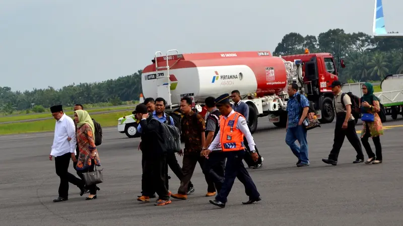 Ridwan Mukti Gandeng Istrinya Saat Dibawa KPK Ke Bengkulu