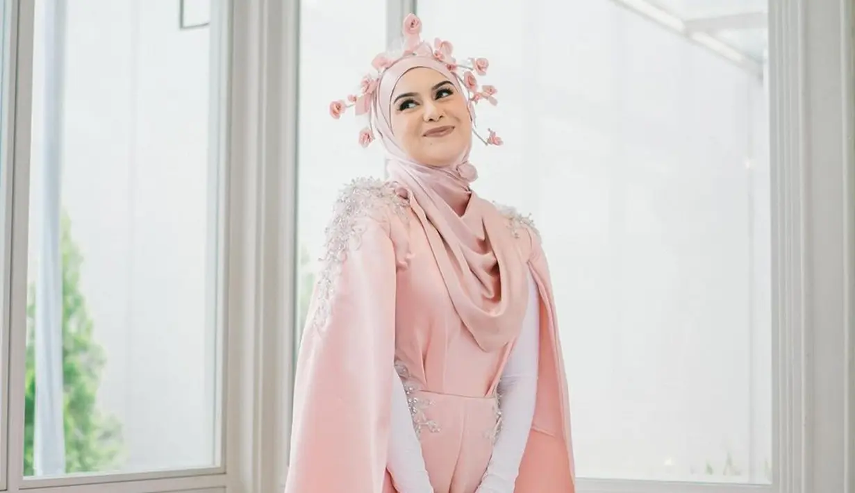 Dalam momen peluncuran brand skincare barunya, Irish tampak mengusung tema serba pink. Bahkan, dirinya tampil dengan busana serba pink lengkap dengan headpiece.(Liputan6.com/IG/@_irishbella_)