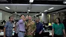 Menteri Agama Lukman Hakim Saifuddin selfie bareng tim redaksi Liputan6.com, Jakarta, Senin (8/9/14). (Liputan6.com/Miftahul Hayat)