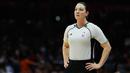  Lauren Holtkamp saat menjadi wasit pada laga NBA antara Minnesota Timberwolves vs Los Angeles Clippers di Staples Center, Los Angeles, California (3/2/2016).   (Sean M. Haffey/Getty Images/AFP)
