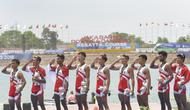 Tim dayung Indonesia menyanyikan lagu Indonesia raya pada Asian Games di JSC Lake Jakabaring, Sumatera Selatan, Jumat (24/8/2018). Tim dayung persembahkan emas ke sembilan untuk Indonesia. ANTARA FOTO/INASGOC/Nova Wahyudi/nym/18