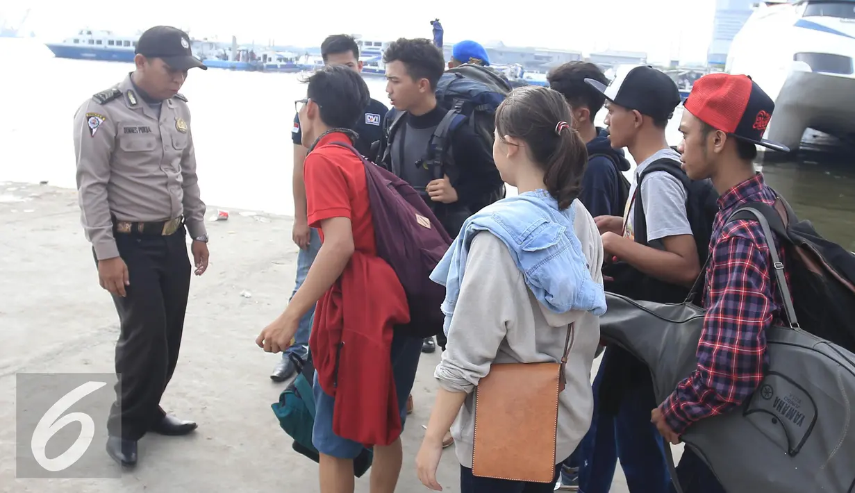 Anggota Polres Kepulauan Seribu melakukan razia kepada wisatawan di Kali Adem, Jakarta, Kamis (5/5). Dalam razia tersebut polisi berhasil menemukan minuman beralkohol. (Liputan6.com/Angga Yuniar) 