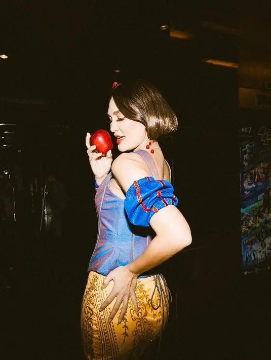 Pesona cantiknya semakin terpancar saat ia berdandan ala putri salju lengkap dengan kostum dan buah apelnya. (Instagram/lunamaya).