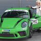 Nenek Ini Libas Sirkuit Balap dengan Porsche 911 GT3 RS (Carscoops)