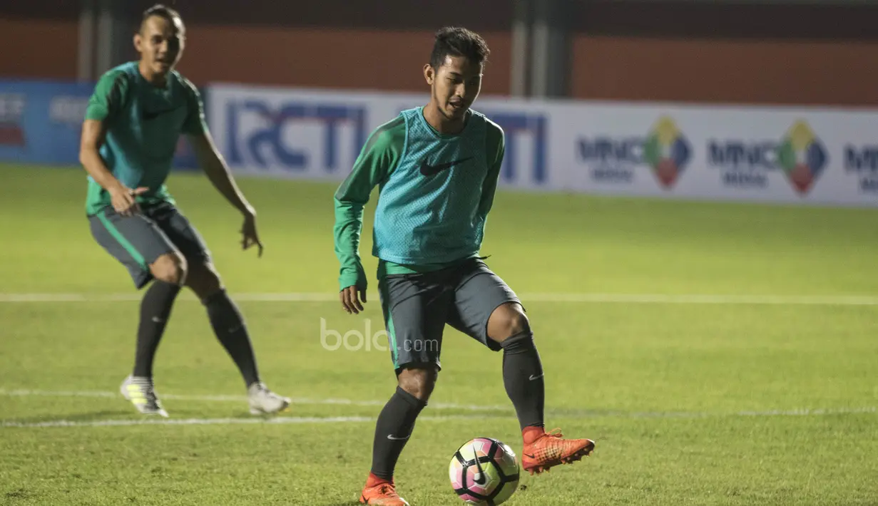 Pemain Timnas Indonesia, Gian Zola, mengontrol bola saat latihan di Stadion Maguwoharjo, Sleman, Senin (12/6/2017). Latihan ini persiapan terakhir jelang menghadapi Puerto Rico. (Bola.com/Vitalis Yogi Trisna)