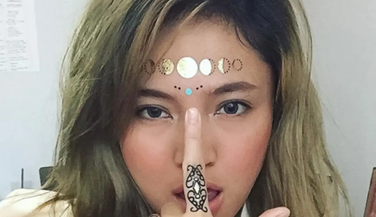 Marshanda berselfie dengan make up ala india. Perempuan berusia 26 tahun itu kerap dihujat haters di media sosial, namun marshanda tidak ambil pusing dengan hujatan tersebut. (Instagram/ marshanda99)
