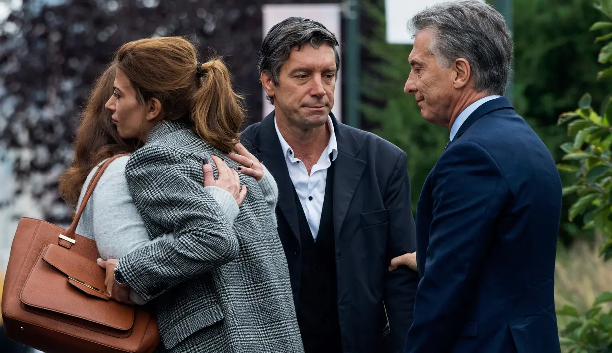 Presiden Argentina, Mauricio Macri melihat sang istri, Juliana Awada memeluk Mariana Dagatti, istri dari warga Argentina korban serangan yang selamat di lokasi serangan truk pikap di New York, Selasa (7/11). (AP Photo/Craig Ruttle)