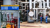 Petugas lapangan memantau Area Crude Distilation Unit (CDU IV) di kawasan kilang RU V Balikpapan, Kalimantan, Kamis (14/05). Saat ini Pertamina RU V sebagai penyedia kebutuhan energi masyarakat Kalimantan. (Liputan6.com/Fery Pradolo)