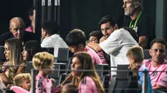 Lionel Messi hanya puas menyaksikan Inter Miami dari pinggir lapangan saat laga perempat final Leagues Cup 2025 melawan Tigres UANL di Chase Stadium, Florida, Amerika, Rabu (20/08/2025) waktu setempat. (AFP/Chandan Khanna)