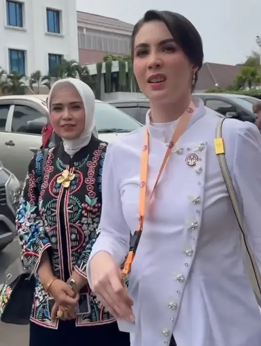 Arumi memilih mengenakan kebaya putih model janggan. Kebaya pun dibuat menarik dengan hiasan beads putih di bagian depan kebaya janggannya. [@arumibachsin_94]