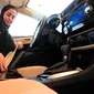 Seorang wanita mengenakan sabuk pengaman sebelum ujian mengemudi di Departemen Lalu Lintas Umum di ibu kota Riyadh, Senin (4/6). Pemerintah Arab Saudi resmi mengeluarkan lisensi mengemudi untuk para wanita di sana. (Saudi Information Ministry via AP)