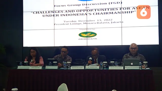 Wakil Indonesia untuk AICHR Yuyun Wahyuningrum, dosen Universitas Pertahanan Indonesia Kolonel Frega Wenas, dosen President University Harryanto Aryodiguno, dan pengurus ICWA Ibrahim Yusuf dalam Focus Group Discussion: Tantangan dan Kesempatan ASEAN di ba