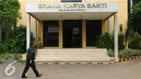 Petugas keamanan melintas di depan Graha Karya Bakti DPP Partai Golkar, Jakarta, Jumat (16/1/2016). Menurut salah satu petugas keamanan, sudah lebih kurang satu bulan terakhir tidak ada kegiatan di kantor ini. (Liputan6.com/Helmi Fithriansyah)