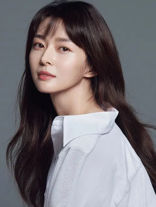 Dilansir dari Soompi, kabar hubungan Lee Jongsuk dan Kwon Nara pertama kali diberitakan oleh Newsis. (Liputan6.com/IG/hv_nara)