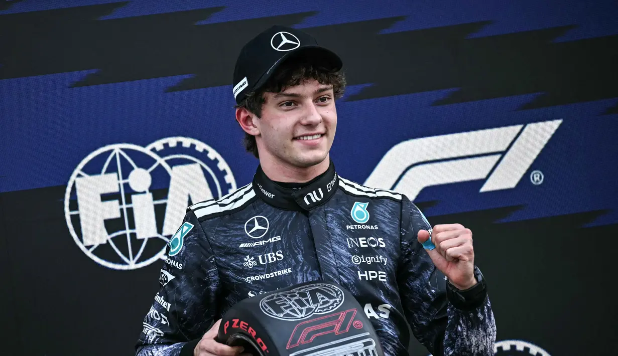 Pembalap Mercedes AMG Petronas asal Italia, Kimi Antonelli, berpose dengan penghargaan pole position setelah sesi kualifikasi Formula 1 GP Jepang 2026 di Sirkuit Suzuka, pada Sabtu (28/3/2026). (Philip FONG/AFP)