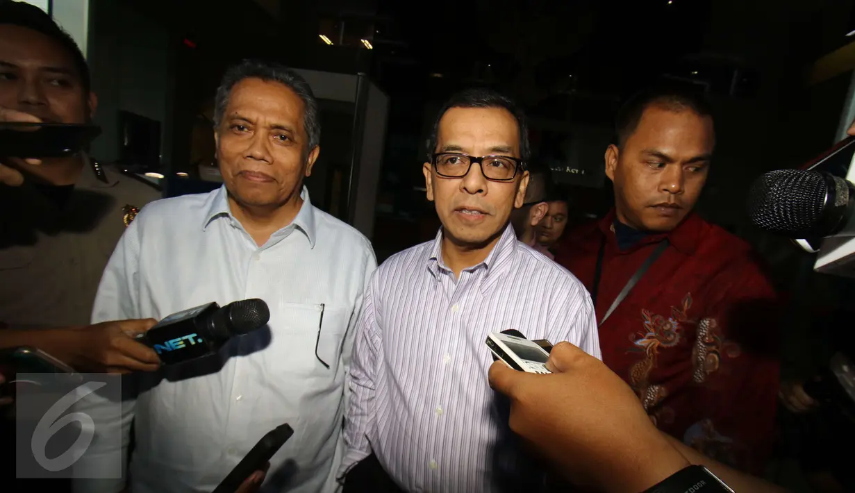 Mantan Direktur Utama PT Garuda Indonesia 2005-2014 Emirsyah Satar usai diperiksa KPK, Jakarta, Jumat (17/2). Emirsyah Satar diperiksa untuk pertama kalinya oleh Komisi Pemberantasan Korupsi (KPK) sebagai tersangka. (Liputan6.com/Helmi Afandi)