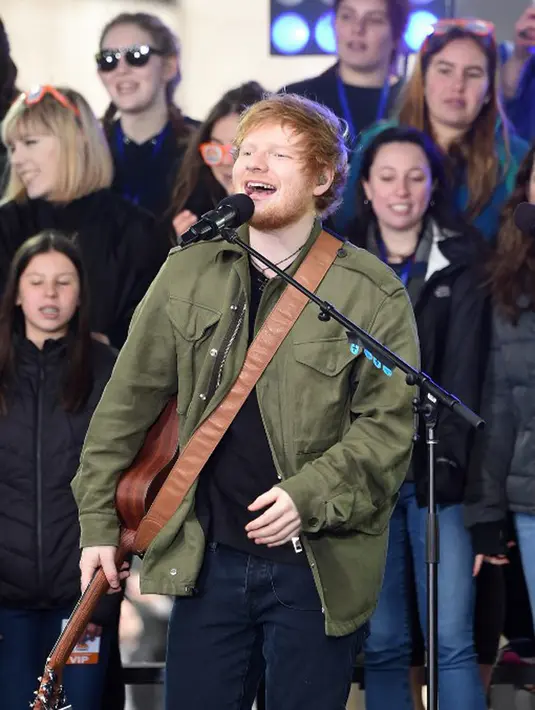 “Kami menjadi teman dekat lantaran mereka yang kami kenal. Saat tur juga, ia (Ed Sheeran) datang dan menginap. Kami pun cepat akrab. Ia (Ed) banyak menghabiskan waktu bersama tunangannya,” tutur Russell. (AFP/Bintang.com)