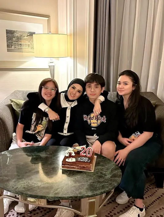 <p>Paras ganteng Daffy yang tak kalah mencuri perhatian bersama bunda, kakaknya, Tiara Savitri dan adiknya. Pada bulan Mei tahun ini, Daffy genap berusia 20 tahun. Momen Mulan memberikan kejutan untuk Daffy. [Instagram/mulanjameela1]</p>