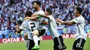 Para pemain Argentina merayakan gol yang dicetak Gabriel Mercado ke gawang Prancis pada laga 16 besar Piala Dunia di Kazan Arena, Kazan, Sabtu (30/6/2018). Prancis menang 4-3 atas Argentina. (AFP/Jewel Samad)