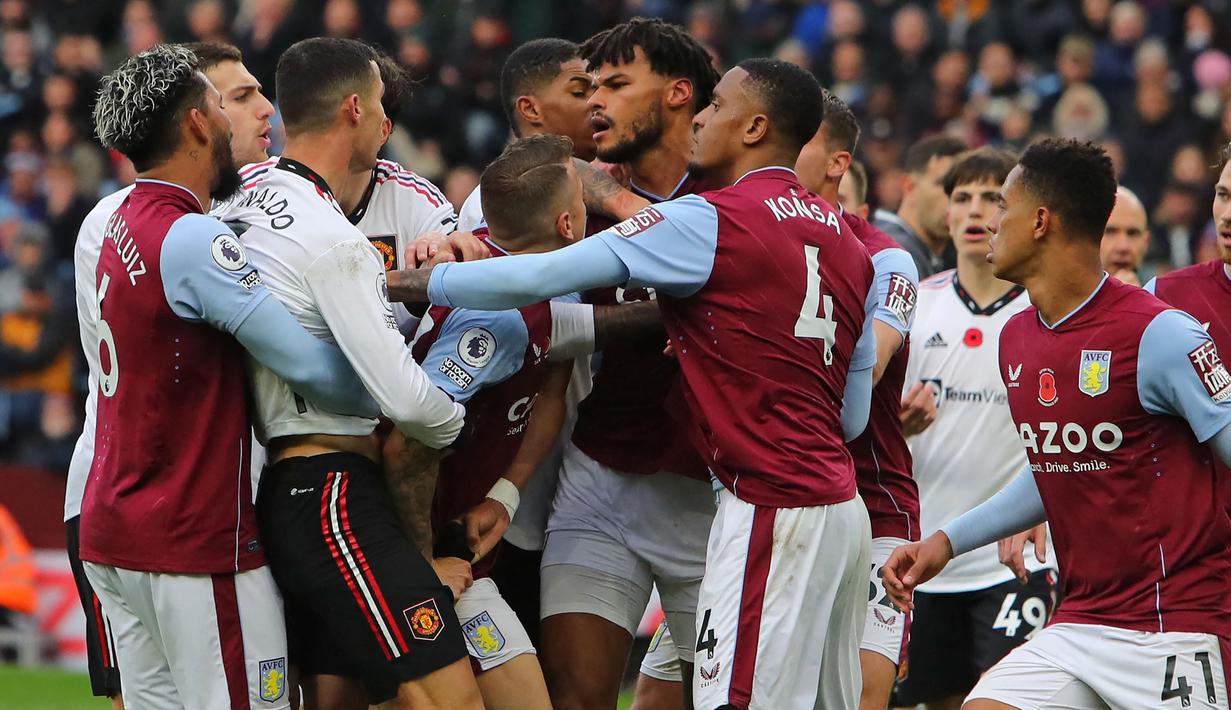 Pemain Manchester United bersitegang dengan pemain Aston Villa pada laga pekan ke-15 Liga Inggris 2022/2023 di Villa Park, 6 November 2022. Manchester United harus kalah dengan skor 1-3 dari tuan rumah. Tiga gol The Villans dicetak oleh Leon Bailey (7'), Lucas Digne (11'), dan Jacob Ramsey (49'). Sementara satu gol Setan Merah diperoleh dari gol bunuh diri Jacob Ramsey pada menit ke-45. (AFP/Geoff Caddick)