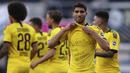 Pemain Borussia Dortmund, Achraf Hakimi, menunjukan tulisan rasa simpati untuk mendiang George Floyd saat melawan SC Paderborn 07 pada laga Bundesliga di Stadion Benteler, Minggu (31/5/2020). Borussia Dortmund menang dengan skor 6-1 SC Paderborn 07. (AP/Lars Baron)