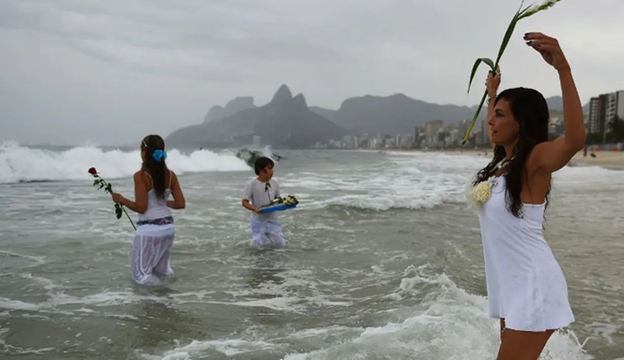 Ritual Lemanja adalah sebuah tradisi dengan cara melarungkan bunga dan menghanyutkan lilin di Samudra Atlantik, Pantai Arpoador, Rio de Janeiro, Brasil, Senin (2/2/2015). (AFP Photo/Yasuyoshi Chiba)