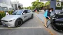 Pengunjung mengisi daya pada mobil listrik Hyundai di EV Charging Station Senayan Park Jakarta (10/06/2022). EV Charging Station yang dapat menampung 3 slot mobil listrik memberikan kemudahan bagi pengguna mobil listrik. (Liputan6.com/Fery Pradolo)